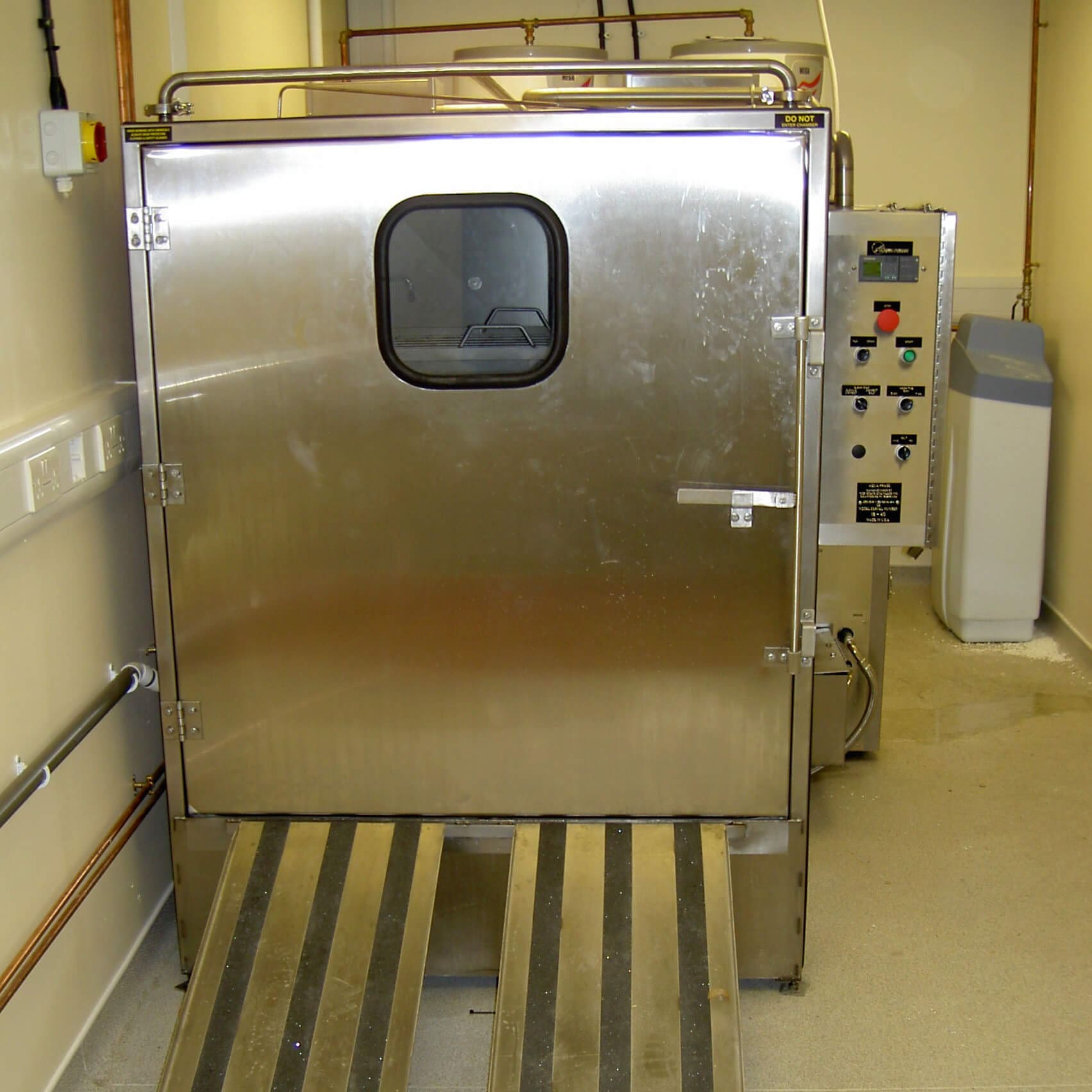 AquaPhase AQ3000 equipment washer in situ